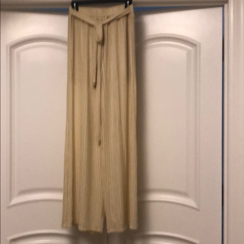 Gorgeous pants. Perfect for the beach and travel.